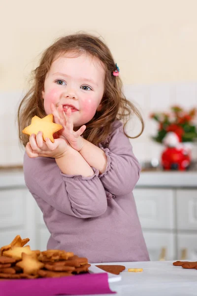 国内キッチンでジンジャーブレッド クッキーを焼く少女 — ストック写真