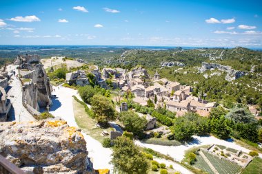 Kale Les Baux de-Provence, Provence, sıcak güneşli günde Fransa