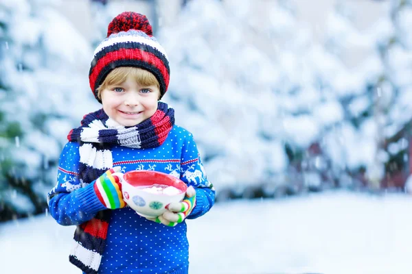 Portret chłopca malucha w zimowe ubrania z spadające sn — Zdjęcie stockowe