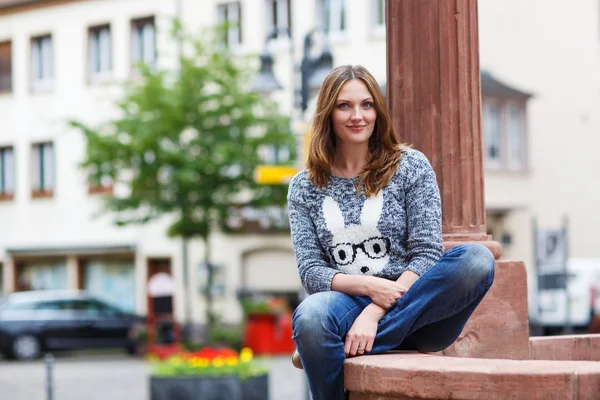Krásná žena, pózuje na kameru v německém městě — Stock fotografie