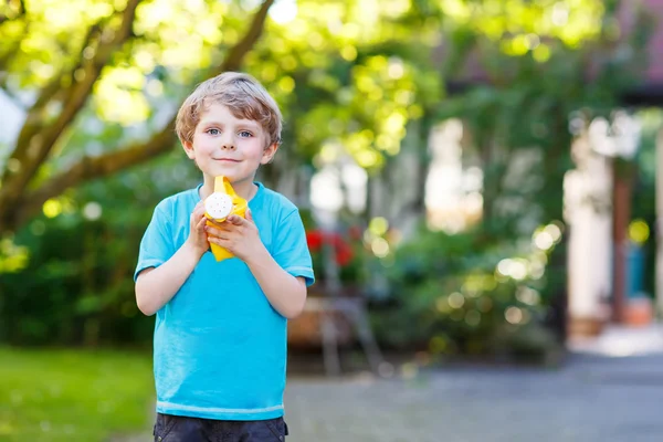 Kleine peuter jongen met plezier met opspattend water in zomer gar — Stockfoto