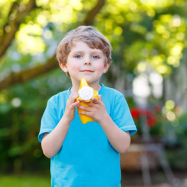 Pequeño niño divirtiéndose con salpicaduras de agua en verano gar —  Fotos de Stock