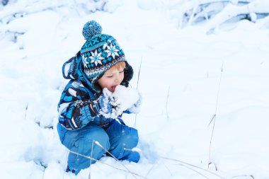 kar kış gününde eğleniyor güzel yürümeye başlayan çocuk 