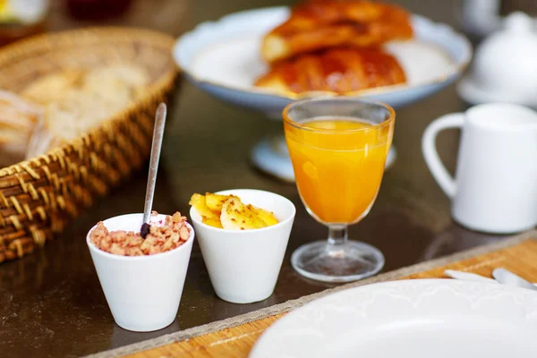 Mesa colocada para pequeno-almoço fora com várias compotas de café, crois — Fotografia de Stock