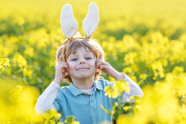 Lustiges Kind von 3 Jahren mit Osterhasenohren, feiert Ostern — Stockfoto