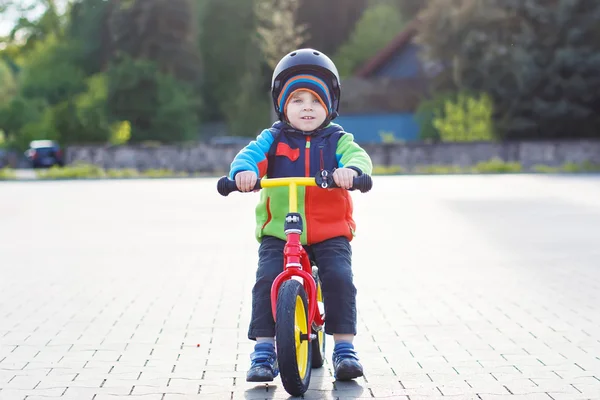 Piccolo bambino ragazzo imparare a cavalcare sulla sua prima moto — Foto Stock