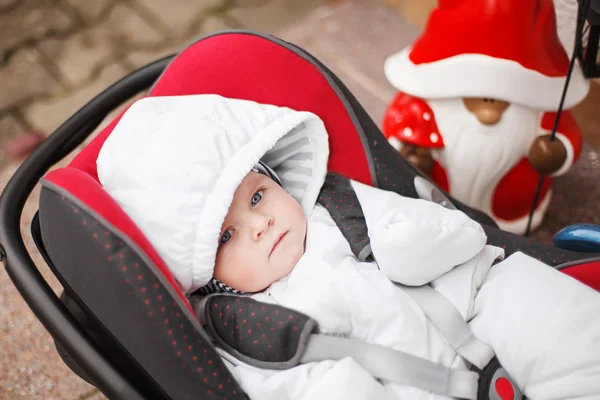 Precioso bebé en el asiento del coche — Foto de Stock