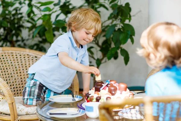 Little boy celebrating his birthday in home's garden with big ca — Stock Photo, Image