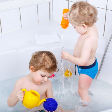 İki küçük kardeş çocuklar eğleniyor su ile banyo alarak tarafından 