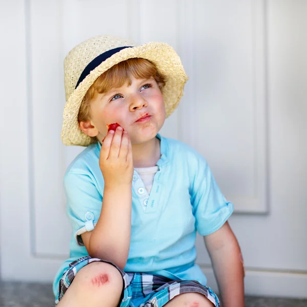 Niño divertido comiendo fresas orgánicas frescas —  Fotos de Stock