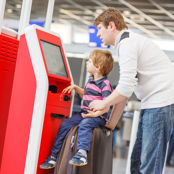 Padre e figlioletto all'aeroporto, viaggiano insieme — Foto Stock