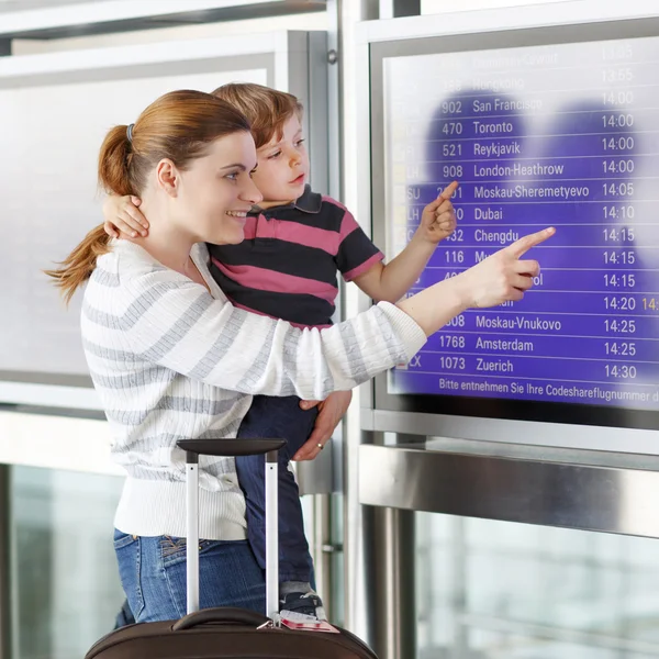 Moeder en zoontje op de luchthaven — Stockfoto