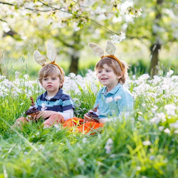 两个小孩头戴复活节兔子耳朵和吃奶茶 — 图库照片