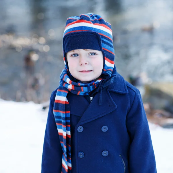 Schattig peuter jongen op mooie winterdag — Stockfoto