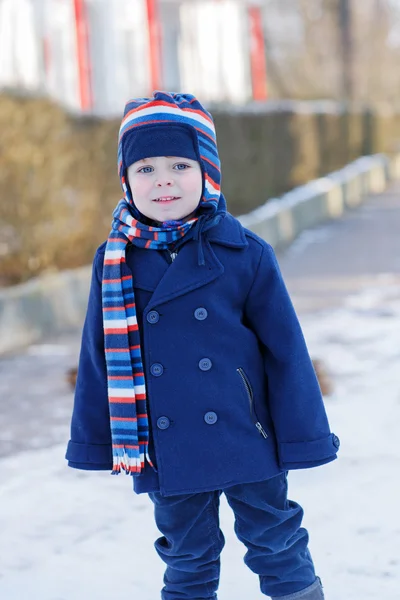 Schattig peuter jongen op mooie winterdag — Stockfoto