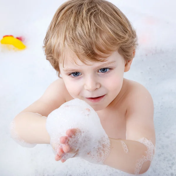 Liebenswert kleinkind junge mit spaß im badewanne — Stockfoto