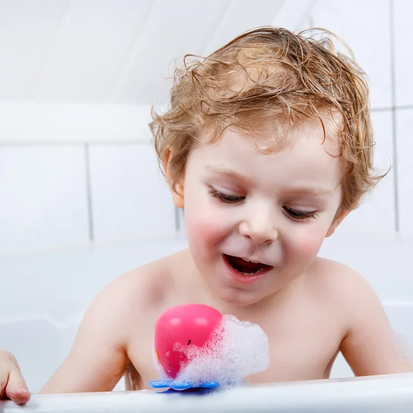 Bedårande barn pojke ha kul i badkar — Stockfoto