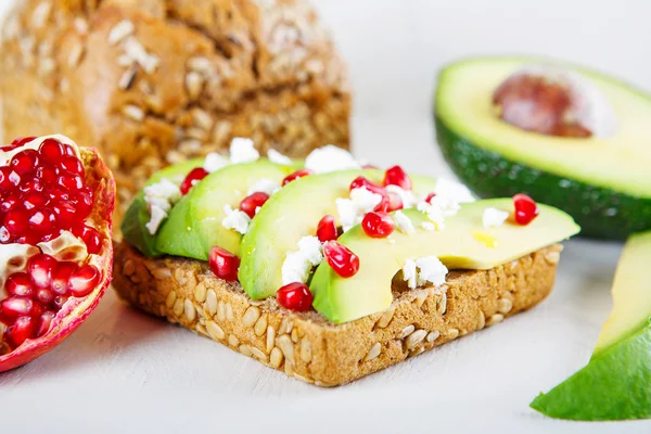 Aguacate con Feta, granada sobre semillas de girasol sándwich de pan — Foto de Stock