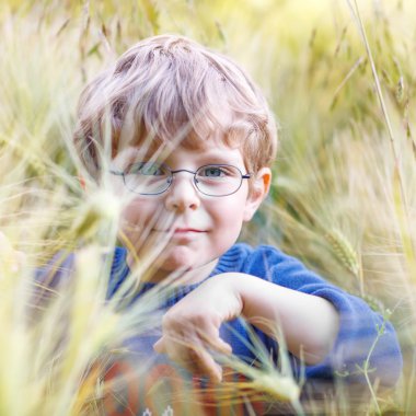 Çok güzel okul öncesi çocuk çocuk ile buğday alanında gözlük