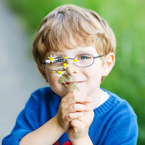 Divertido niño lindo con gafas caminando felizmente en el campo —  Fotos de Stock