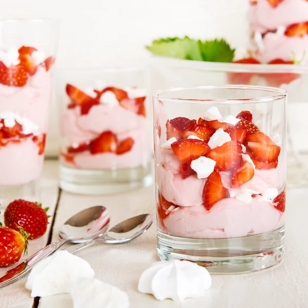 Summer dessert: strawberry with yoghurt cream and meringue in gl — Stock Photo, Image