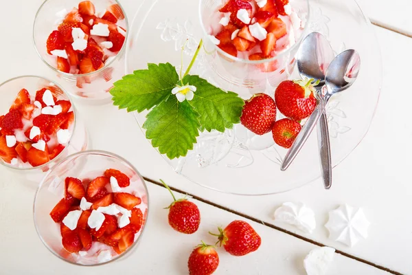 Sommaren efterrätt: jordgubbar med yoghurt grädde och maräng i gl — Stockfoto