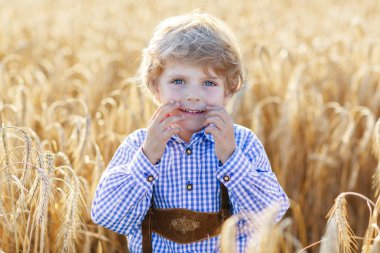 Buğday fi yürüyüş komik küçük çocuk çocuk deri shors,