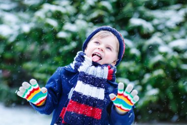 Şirin komik çocuk having oyunculuk ile renkli kış giysileri