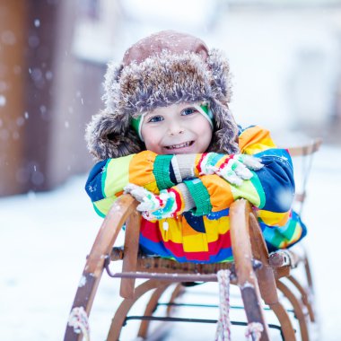Şirin komik çocuk having oyunculuk ile renkli kış giysileri