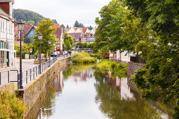 Historique ville allemande avec une rivière et des bâtiments fachwerkhaus — Photo