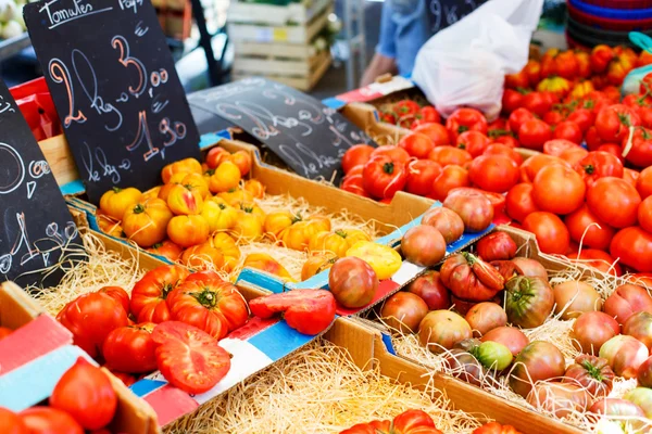 Organic fresh tomatoes from mediterranean farmers market in Prov — Stock Photo, Image