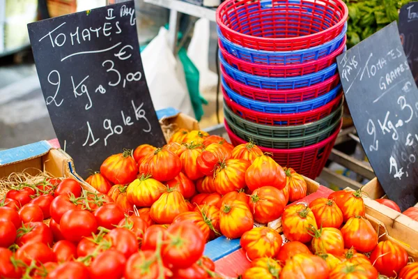 Organic fresh tomatoes from mediterranean farmers market in Prov — Stock Photo, Image