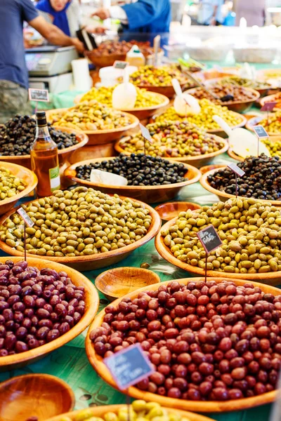 Diverse olive marinate sul mercato di strada provenzale in Provenza — Foto Stock