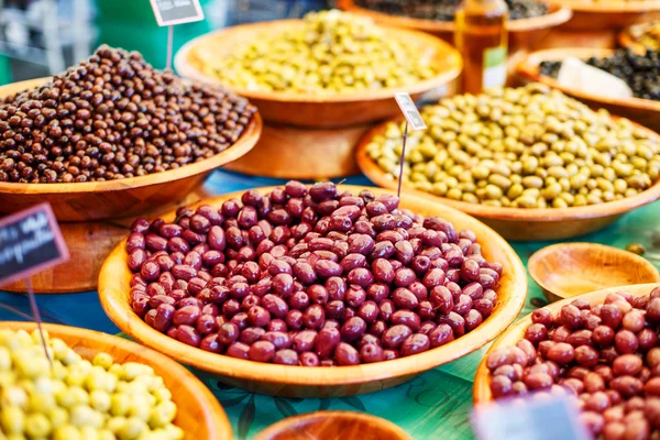 Verschiedene marinierte Oliven auf provenzalischen Straßenmarkt in provenzalischen — Stockfoto