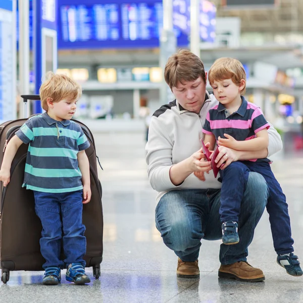 Vader en twee jongetjes element van gelijk niveau op de luchthaven — Stockfoto