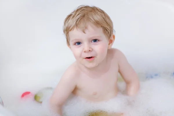 Adorable niño rubio divirtiéndose con agua tomando baño —  Fotos de Stock