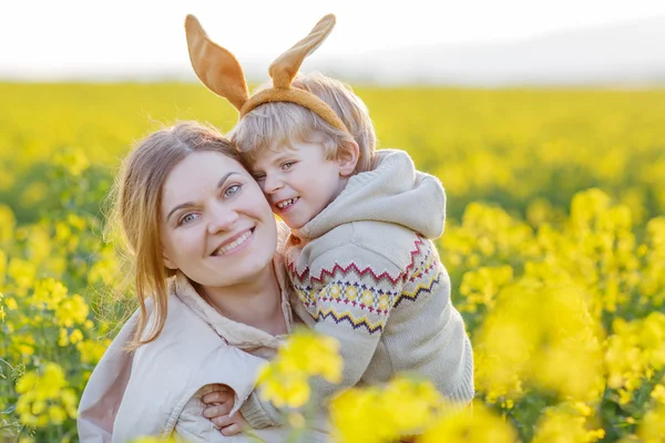 Små barn barn och hans mamma i påskharen öron har Royaltyfria Stockbilder