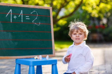 Matematik pratiği blackboard, küçük çocuk