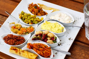 Kafe veya geri kalan beyaz tabakta sunuluyor meze ve anti pasti