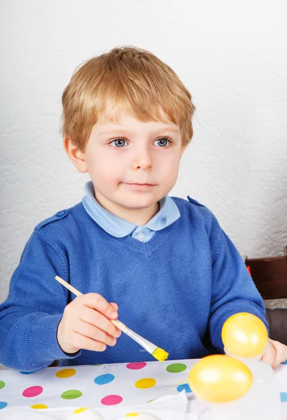 Små barn pojke målning färgglada ägg till påsk jaga — Stockfoto