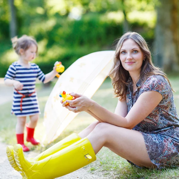 Happy beautiful woman and her little cute kid girl — Stock Photo, Image