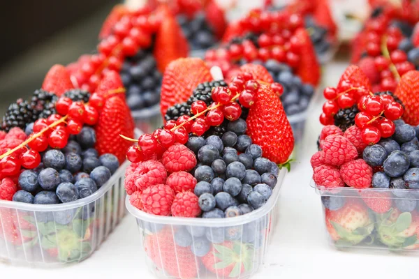 Cesto con bacche fresche e succose sul mercato contadino — Foto Stock