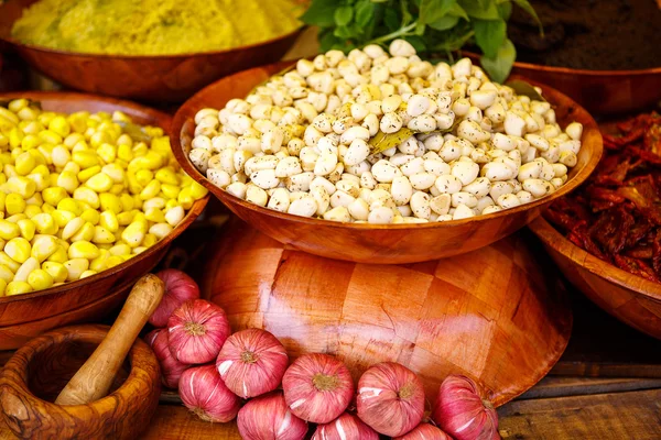Nakládaný česnek a olivy na provensálském trhu v prokázané — Stock fotografie
