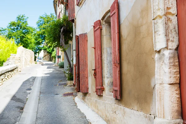 Провансальная улица с типичными домами на юге Франции, Прованс — стоковое фото