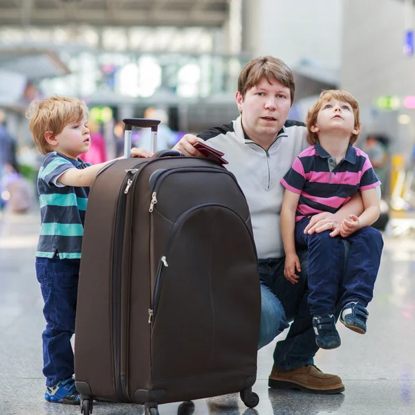 Vater und zwei kleine Geschwister am Flughafen — Stockfoto