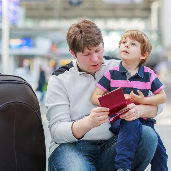 Far og lille søn i lufthavnen - Stock-foto