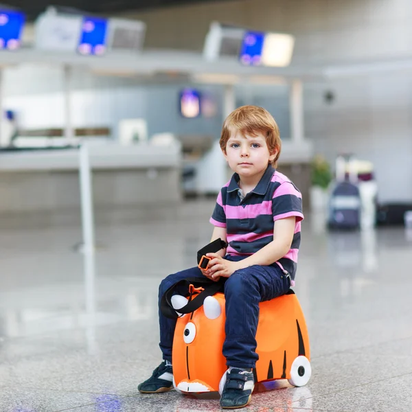 Little boy going on vacations trip with suitcase at airport — Stock Photo, Image