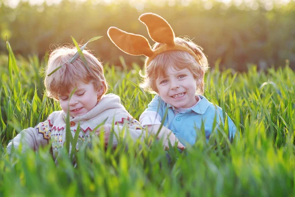 Easter bunny Paskalya tatili kulaklara ile iki küçük çocuk — Stok fotoğraf