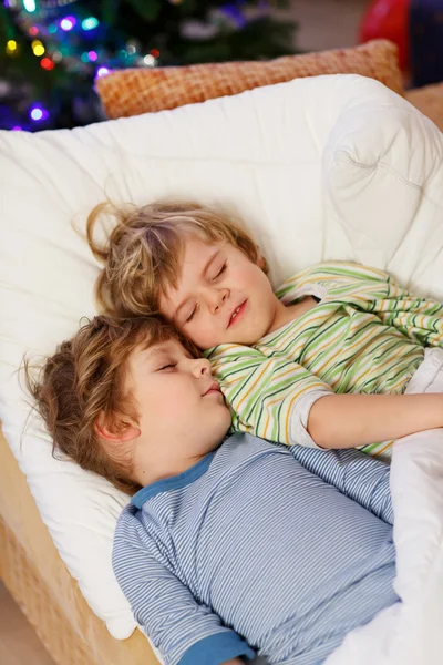 Dois pequenos gêmeos loiros meninos dormindo na cama no Natal — Fotografia de Stock