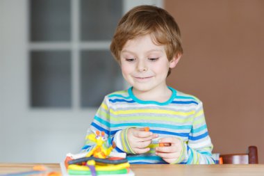 Mutlu küçük çocuk, hamuru ile oynamak çok güzel yaratıcı çocuk çocuk